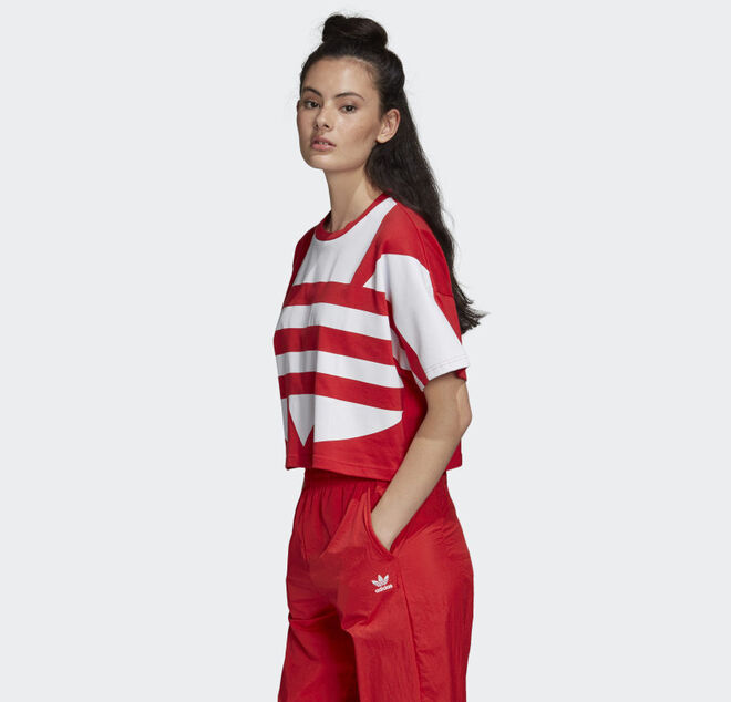 Camiseta roja con maxi logo en blanco. PVP: 23.95€