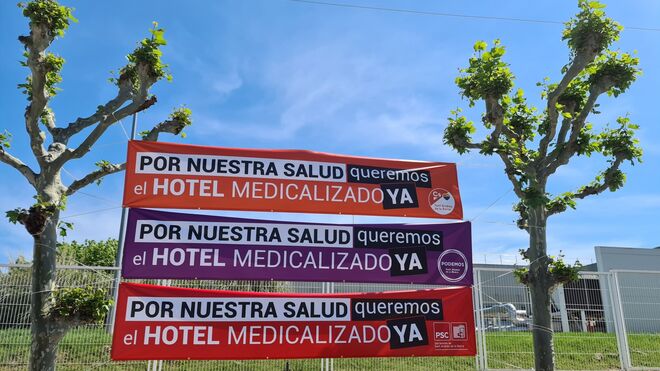 Carteles en Sant Andreu reivindicando el hospital de campaña y el hotel medicalizado.