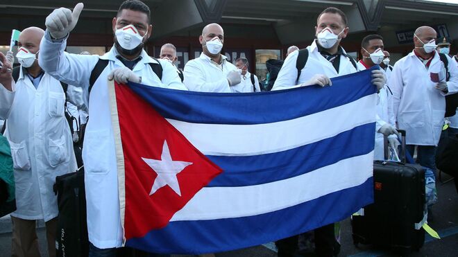 Llegada de médicos cubanos a Italia para ayudar en la lucha contra la pandemia