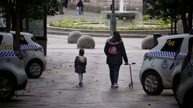 Madre con su hija, en la calle de Montera
