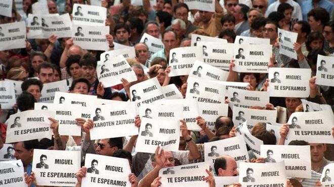 Miles de personas se manifestaron en Ermua para pedir la libertad de Miguel Ángel Blanco