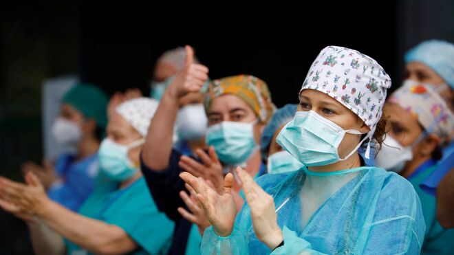 Trabajadores del Hospital Universitario Reina Sofía de Córdoba devuelven el aplauso recibido como cada día a las 20:00.