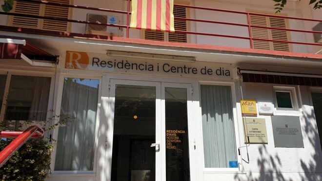La directora de la residencia Verge del Remei ha acusado a la Generalitat de "dejar morir" a los ancianos.