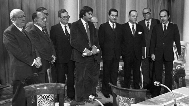 Los firmantes de los pactos de la Moncloa posan en el salón de columnas de la residencia presidencial tras rubricar el acuerdo económico.