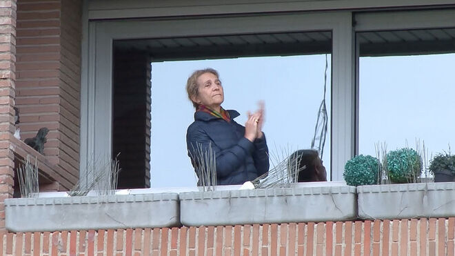 La infanta Elena en su balcón aplaudiendo a los sanitarios