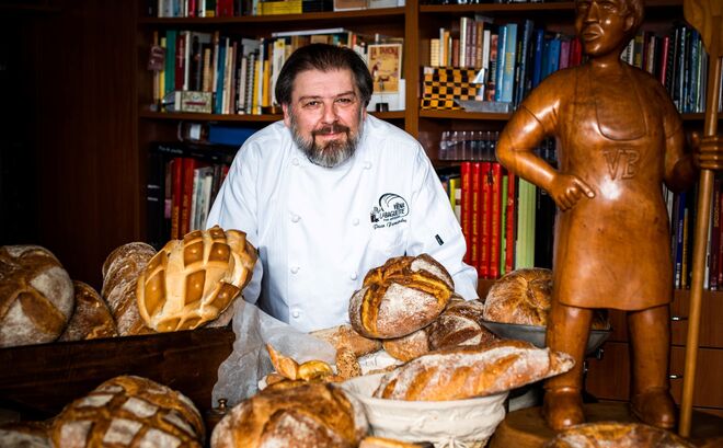 El maestro panadero Paco Fernández frente a algunos de sus panes.