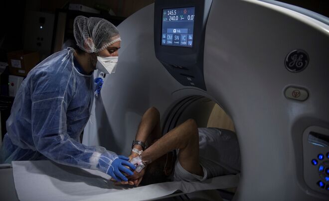 Un paciente de Covid se somete a un escáner en un hospital en Francia