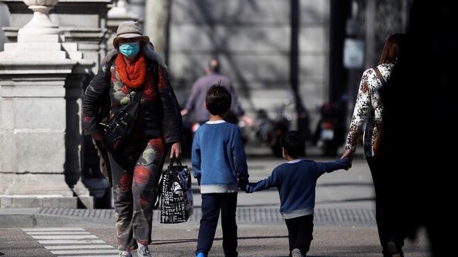 Un par de niños cruza una calle en Madrid.