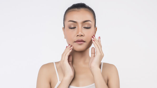 Acompaña el masaje del rostro con una crema para aumentar sus resultados