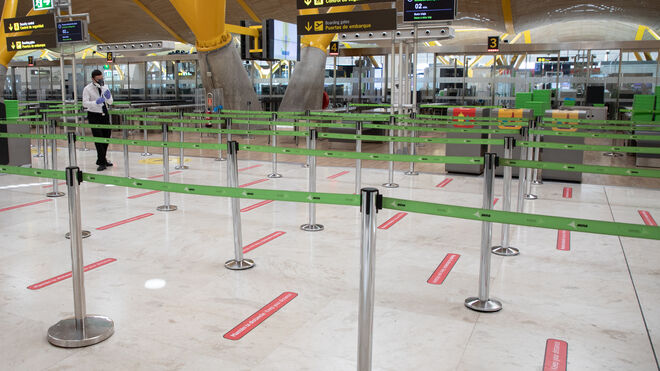Señalización de la distancia de seguridad en el aeropuerto de Barajas.