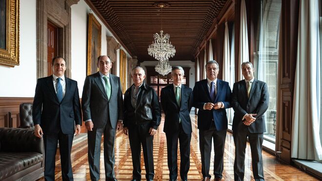 El presidente de Iberdrola, Ignacio Sánchez Galán, en el Palacio Nacional de México junto al jefe de Gabinete de López Obrador y otros responsables de Iberdrola. Abril de 2019