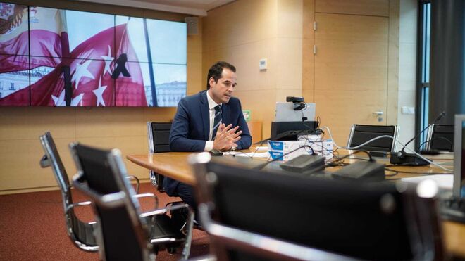 Ignacio Aguado habla por videoconferencia desde su despacho.