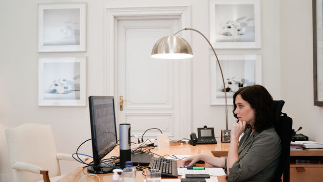 Isabel Díaz Ayuso en su despacho.