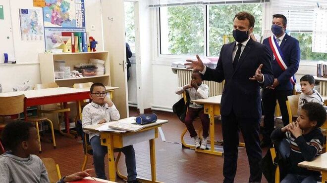 Macron, en su reciente visita a un centro educativo de Poissy (Francia).