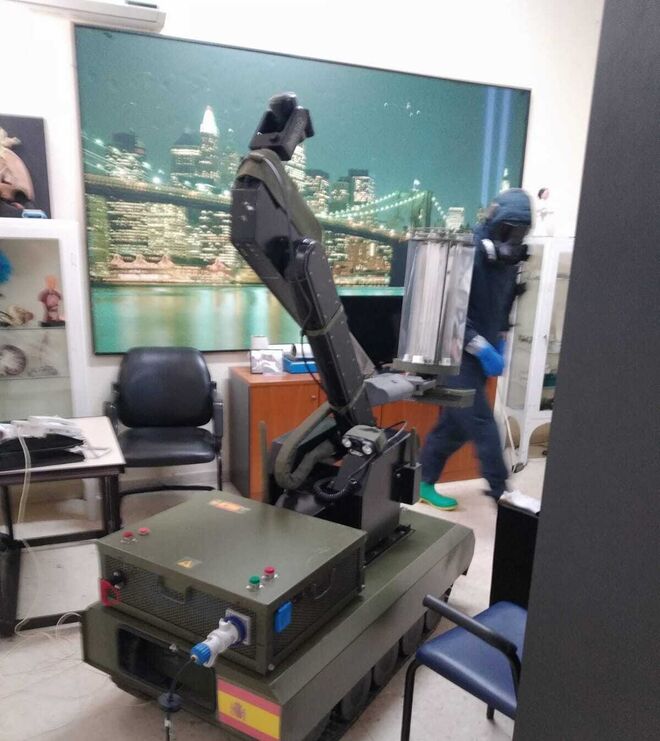 El robot Teodor, adaptado con luces UV para desinfectar superficies