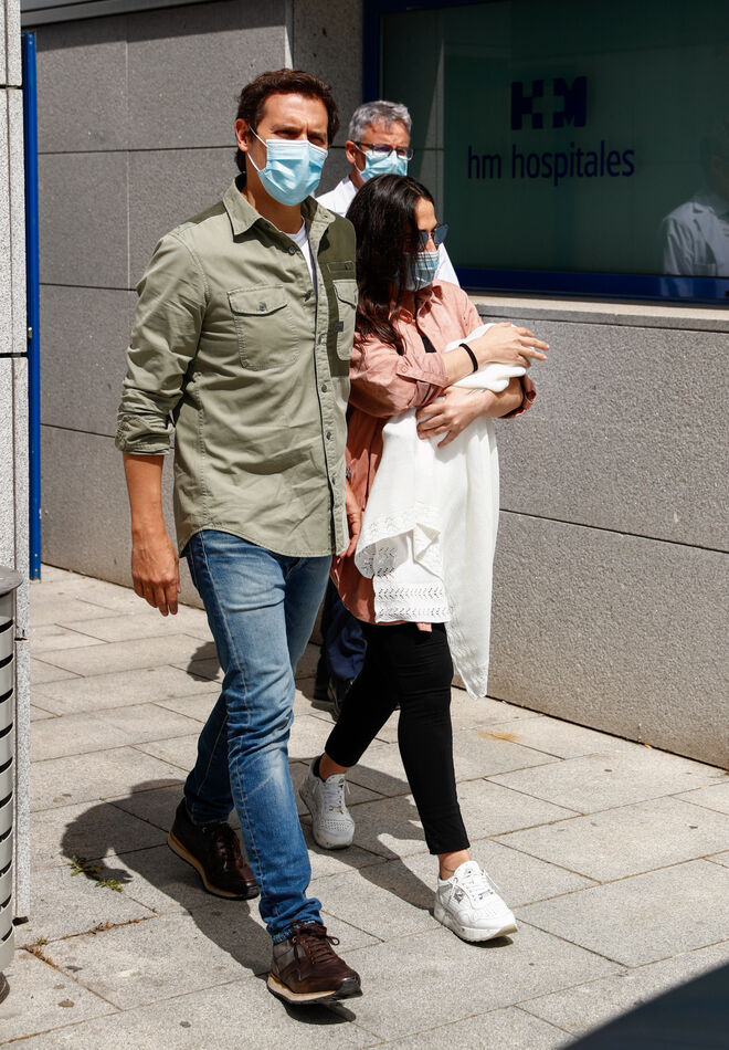 Albert Rivera y Malú salen del hospital con su hija