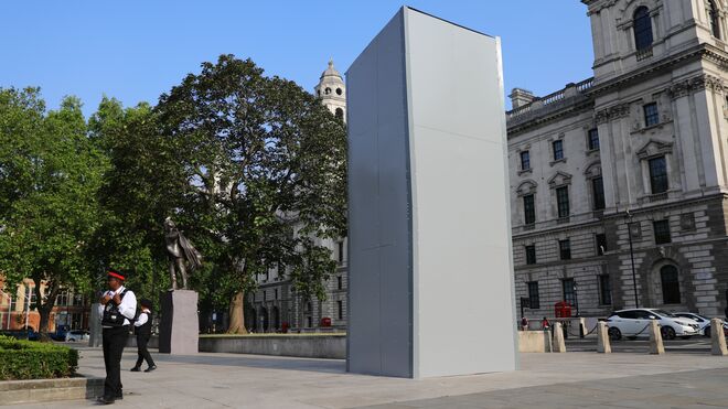 Blindan la estatua de Churchill en Londres para protegerla de los actos vandálicos de las protestas antirracistas