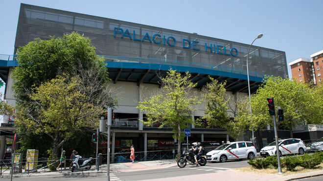 Entrada al centro comercial Palacio de Hielo, en Madrid.