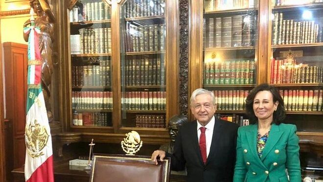 Fotografía colgada en su cuenta de Twitter por Ana Botín el pasado año, junto con el presidente de México, López Obrador.