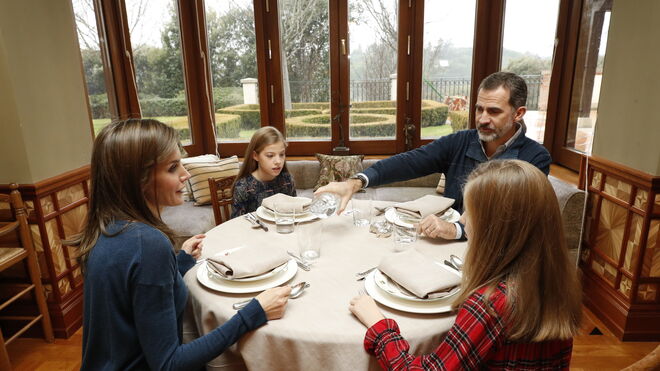 Letizia y la Familia Real comiendo