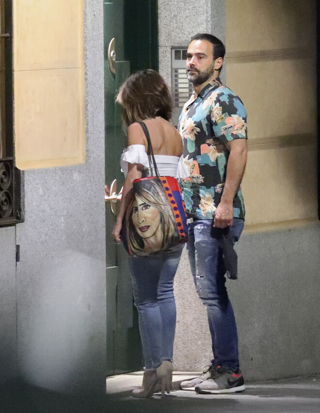 María Patiño y su marido por las calles de Madrid