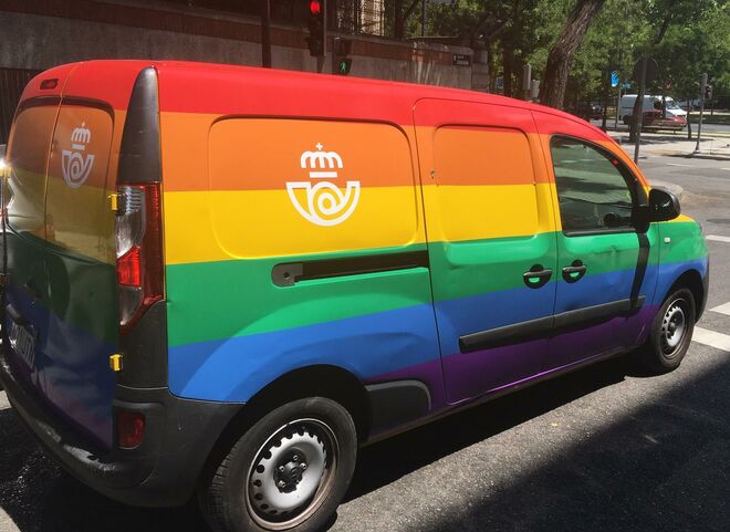 Una de las furgonetas de Correos decorada para celebrar el Orgullo LGTBI