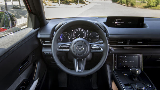 El interior es muy Mazda, pero la consola central es completamente nueva.
