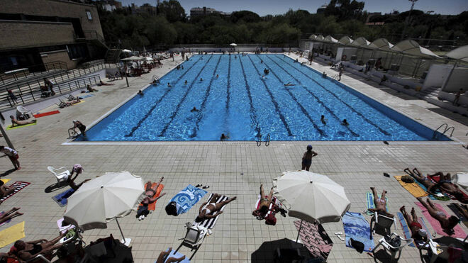 La piscina del Canal de Isabel II de Madrid, en verano.