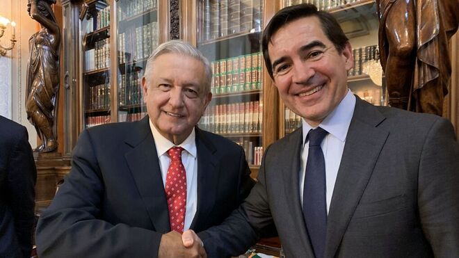 El presidente de México, Manuel López Obrador, y Carlos Torres, presidente de BBVA, hace un año en México.