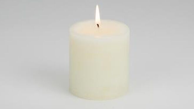 Una vela blanca para atraer la paz y armonía.