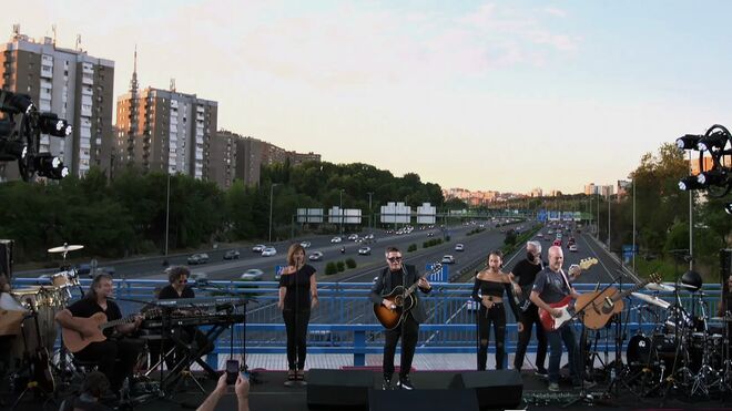 Alejandro Sanz da un concierto sorpresa en el puente de la M-30 en Moratalaz.