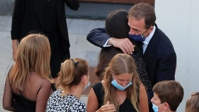 Alessandro Lequio abrazo con cariño a Carolina Monje en el funeral.