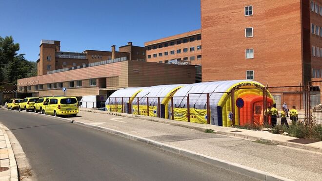 Área sanitaria móvil junto al Hospital Arnau de Vilanova de Lérida.
