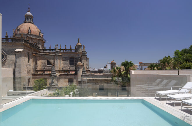 Bar terraza La Atalaya y piscina del Tío Pepe Sherry Hotel con vistas a la catedral.