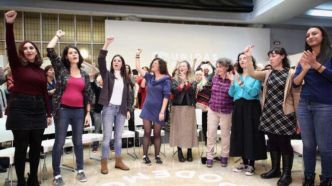 Dina Bousselham (izquierda) en un acto de Podemos en Madrid
