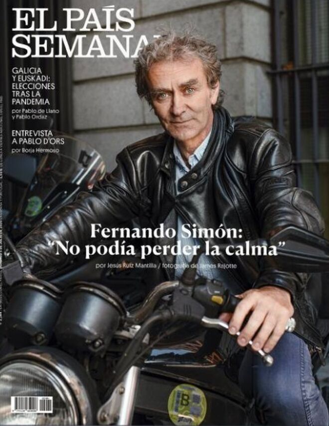 Fernando Simón posa con cazadora de cuero y encima de una moto en 'El País Semanal'.