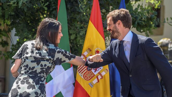 El presidente del Partido Popular, Pablo Casado, y la presidenta de Ciudadanos, Inés Arrimadas, se saludan al inicio del acto central de campaña de la coalición PP+Cs.