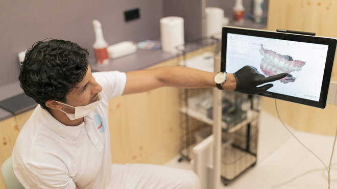 El dentista realiza un escáner y un vídeo 3D para determinar el tratamiento