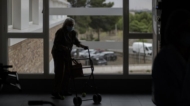 Una mujer con mascarilla en una residencia de Madrid