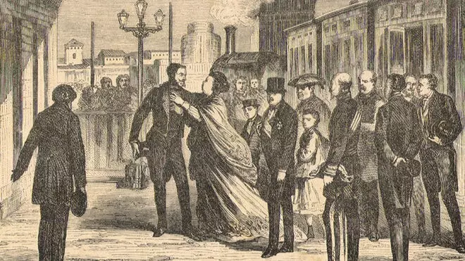 Isabel II se abraza a su amante Marfori al bajar del tren del exilio.