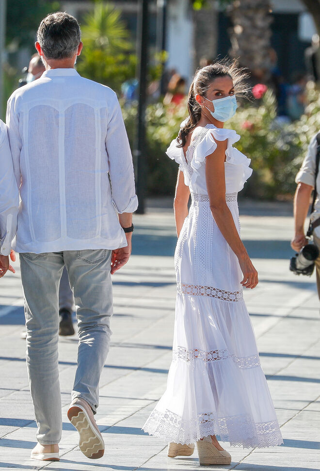 La reina Letizia estrenó un vestido ibicenco de la firma Charo Ruiz.