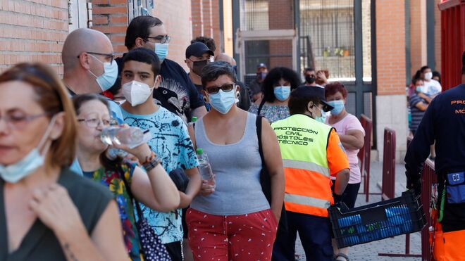 Varias personas esperan en las urgencias del Centro de Especialidades Periférico Coronel de Palma (Móstoles).