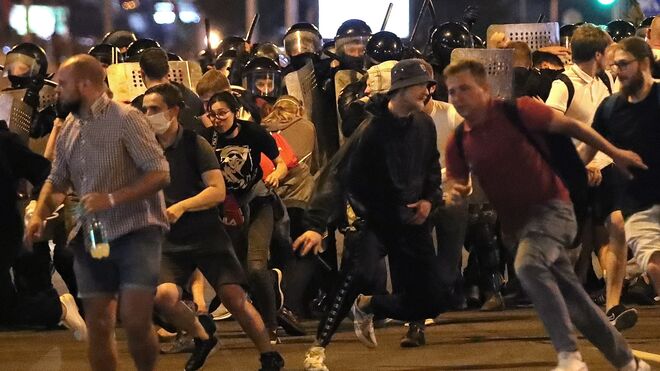 Varios heridos en Minsk tras los violentos enfrentamientos entre manifestantes y policía