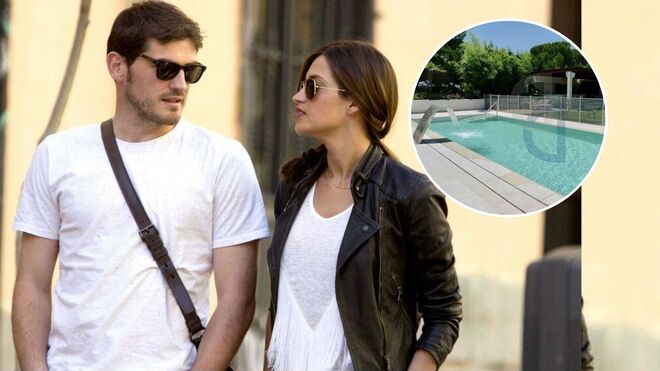Iker Casillas y Sara Carbonero con la imagen de su nueva piscina