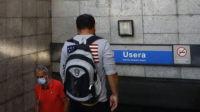 Acceso a la estación de metro de Usera, uno de los barrios de Madrid afectados por las restricciones sanitarias.