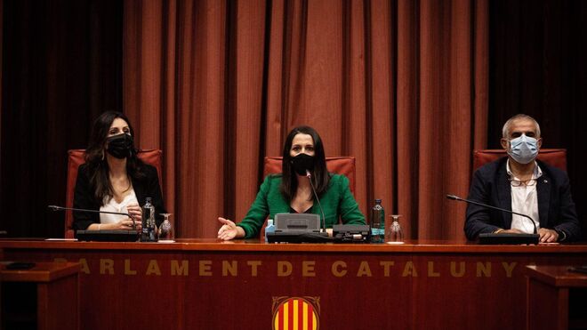 Arrimadas junto a Carrizosa y Roldán en una reunión con varios diputados catalanes de Cs.