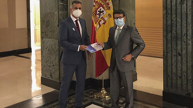 Enrique Lorca, presidente de CNAE, con Juan José Matarí, presidente de la Comisión de Seguridad Vial.