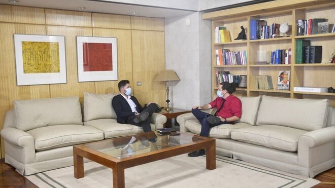 El vicepresidente segundo del Gobierno, Pablo Iglesias, durante un encuentro con el portavoz de ERC en el Congreso, Gabriel Rufián.