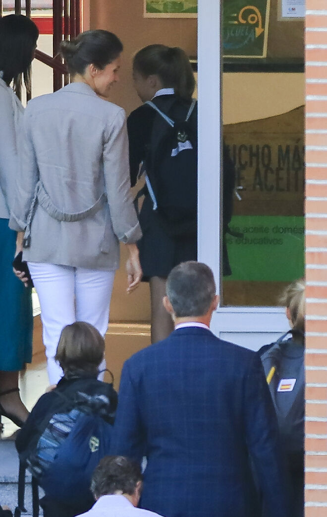 Letizia entrando con sus hijas al colegio en 2018