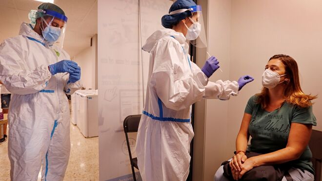 Personal sanitario realiza una prueba PCR a una paciente en Barcelona.